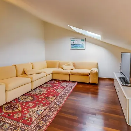 Apartment Dreams In Space And Freedom *